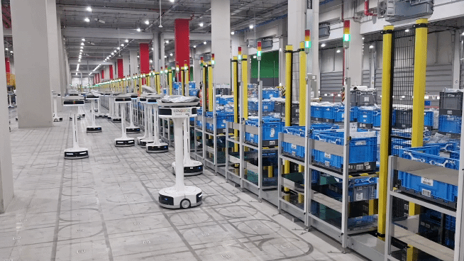 피킹로봇이 물건을 나르는 모습. / 사진=한다원 기자