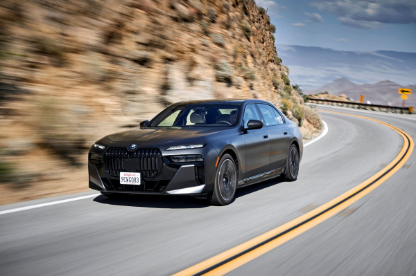 BMW의 플래그십 전기 세단 i7. 공용플랫폼을 이용해 기존 7시리즈와 유사한 디자인이 적용됐다. / 사진=BMW 코리아