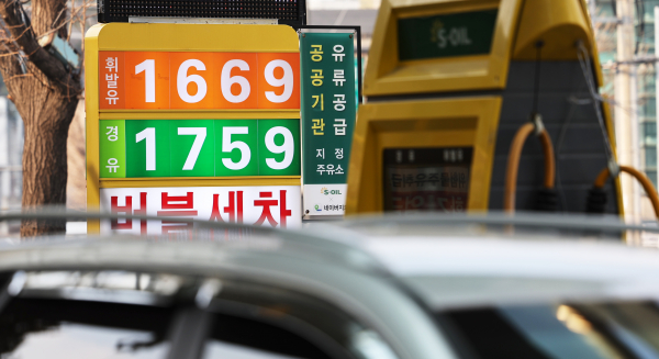 5일 서울시내 한 주유소에 휘발유, 경유 가격이 게시되어 있다. / 사진=연합뉴스