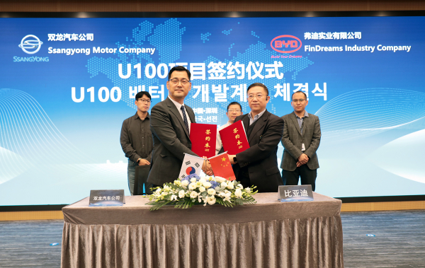 2021년 쌍용자동차와 비야디가 업무협약을 맺었다. (왼쪽부터) 심준엽 쌍용차 NEV 추진단 단장, 자오톰 BYD 글로벌 비즈니스 총괄 사장. / 사진=쌍용자동차