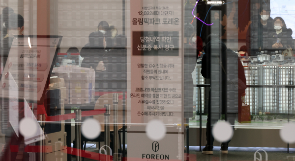 서울 강동구 둔촌주공아파트 재건축(올림픽파크포레온) 견본주택에 시민들이 들어가고 있다. / 사진=연합뉴스