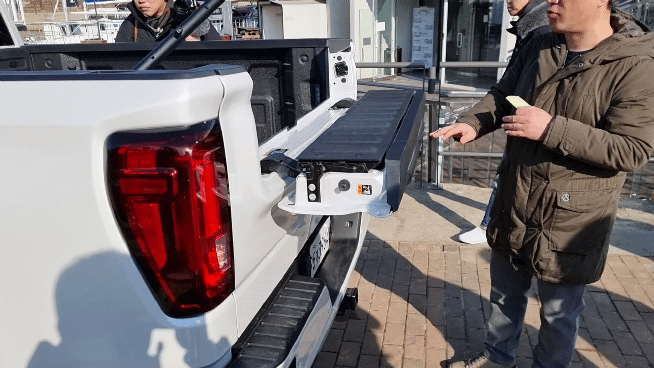 테일게이트 상단부만을 접을 경우 간이테이블처럼 사용할 수 있다. / 사진=박성수 기자