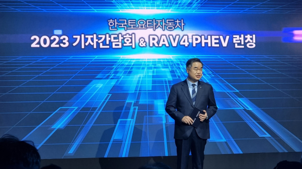 콘야마 마나부 한국토요타자동차 사장은 21일 서울 송파구 롯데타워 커넥트투에서 올해 회사 전략에 대해 발표하고 있다. / 사진=박성수 기자