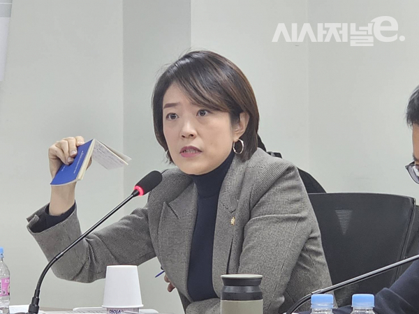 국회 과학기술정보방송통신위원회 소속 고민정 더불어민주당 의원이 23일 국회의원회관에서 ‘통신장애 피해 소상공인 보상 및 제도개선 방안’ 개최한 간담회에서 발언하고 있다. / 사진 = 김용수 기자