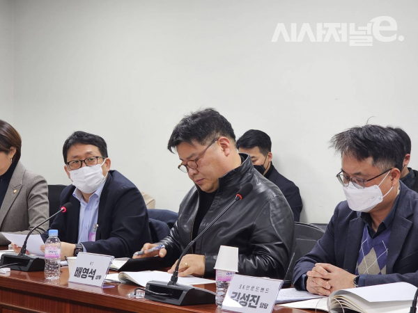 통신3사 임원들이 23일 국회의원회관에서 ‘통신장애 피해 소상공인 보상 및 제도개선 방안’ 개최한 간담회에서 발언하고 있다. 사진은 왼쪽부터 구성철 LG유플러스 상무, 배석영 KT 상무, 김성진 SK브로드밴드 상무 / 사진 = 김용수 기자