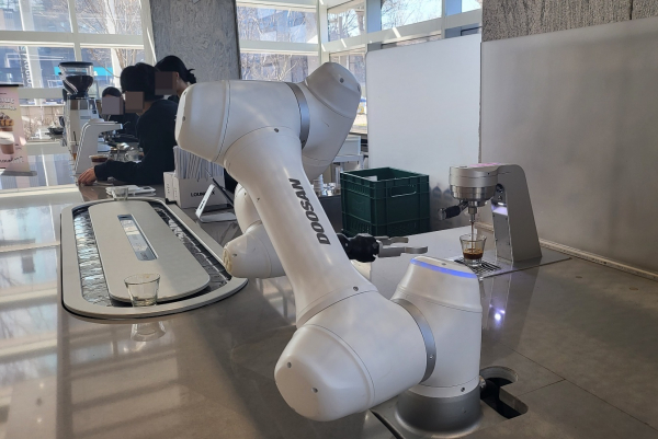 27일 경기도 성남시 분당두산타워 1층에 위치한 한 카페에서 두산로보틱스가 제작한 협동로봇이 커피를 제조하고 있다. /사진=정용석 기자