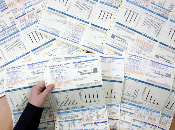 3일 서울 시내의 한 한국전력공사 협력사에서 직원이 1월 전기요금 청구서를 정리하고 있다. / 사진=연합뉴스