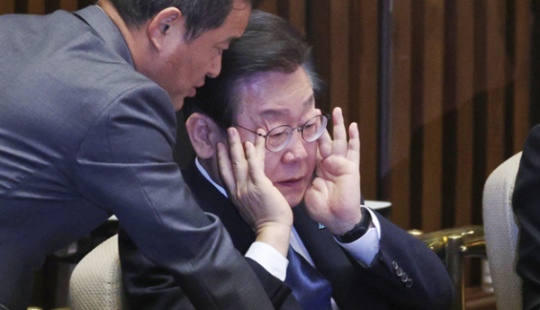 더불어민주당 이재명 대표가 27일 오후 국회에서 열린 본회의에서 본인의 체포동의안 상정에 대한 신상발언을 마친 뒤 민주당 의원과 대화하고 있다. 앞서 검찰은 지난 16일 위례 신도시·대장동 개발 특혜와 성남FC 후원금 의혹 등과 관련, 이 대표에 대한 구속영장을 청구했고, 법원은 이튿날 검찰에 체포동의 요구서를 보냈다. / 사진=연합뉴스