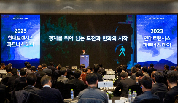 2023년 파트너스 데이에서 여수동 현대트랜시스 사장이 환영사를 하고 있다. / 사진=현대트랜시스
