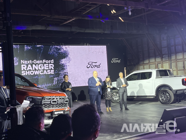 (왼쪽부터) 데이비드 제프리 포드코리아 대표와 댄 치코초프 포드 글로벌 프로그램 매니저가 신형 레인저에 대해 설명하고 있다. / 사진=유주엽 기자