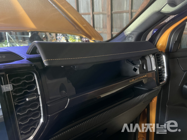 대시보드에 숨겨진 수납부 / 사진=유주엽 기자