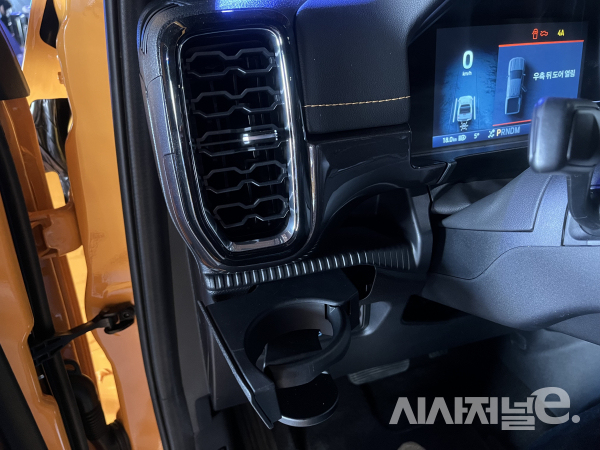 운전석 왼쪽에 숨겨진 컵 홀더 / 사진=유주엽 기자