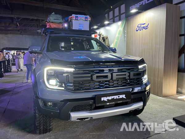 C형 헤드라이트와 포드 로고 / 사진=유주엽 기자