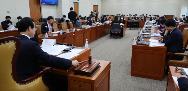 14일 오후 서울 여의도 국회에서 열린 기획재정위원회 조세소위원회에서 류성걸 위원장이 의사봉을 두드리고 있다. / 사진=연합뉴스