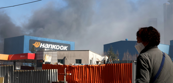 지난밤 한국타이어 대전공장에서 화재가 발생했다. 현재 초진이 완료되고 완진을 위한 작업이 이뤄지고 있다. / 사진=연합뉴스