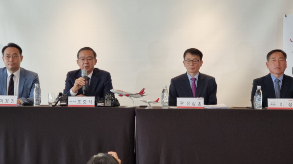 이스타항공 주요 임원들이 간담회에서 기자들의 질문에 답하고 있다(사진 왼쪽부터 이경민 영업운송 총괄 상무, 조중석 이스타항공 대표, 유상종 경영총괄 전무, 이정 정비본부장). / 사진=박성수 기자