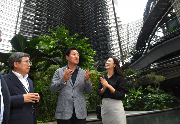오세훈 서울시장(가운데)이 지난해 7월 싱가포르의 마리나 베이에 위치한 주거·관광·국제업무 복합개발단지 ‘마리나 원’의 내부 녹지 상황을 살펴보고 있는 모습. 왼쪽은 김헌동 서울주택도시공사(SH) 사장, 오른쪽은 이관옥 싱가포르 국립대 도시계획전공 교수. / 사진=서울시