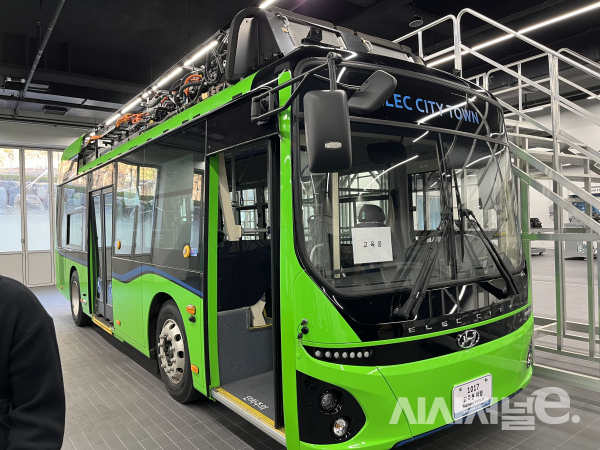 9m 길이의 전기마을버스 '일렉시티타운' / 사진=유주엽 기자