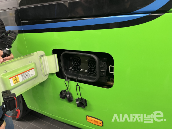 두개의 충전기를 이용해 보다 빠르게 충전할 수 있다. / 사진=유주엽 기자