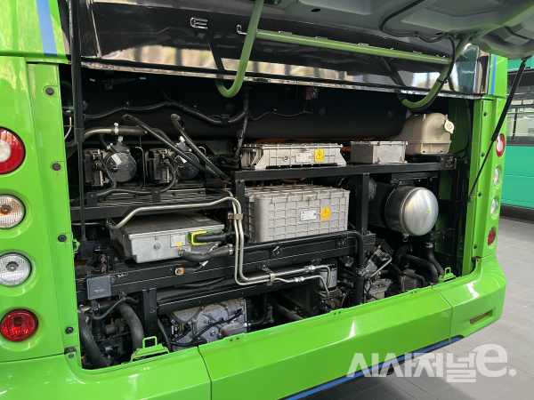 버스 후면부. 모터와 폐열관리시스템 등이 들어갔다. / 사진=유주엽 기자