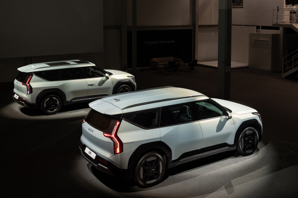 전시된 두 차량에 서로 다른 휠 디자인이 적용됐다. / 사진=기아