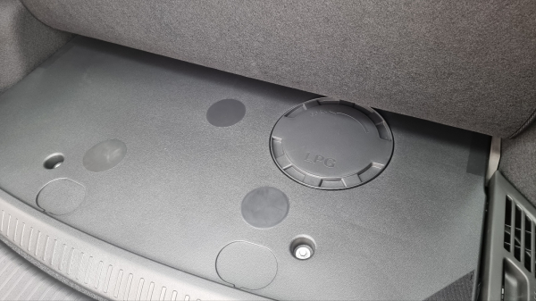 QM6는 LPG 탱크가 트렁크 하단에 탑재됐다. / 사진=박성수 기자