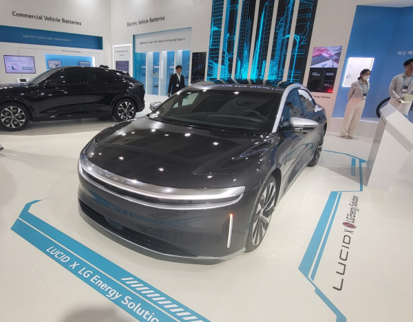 15일 서울 강남구 삼성동 코엑스에서 열린 '2023 인터배터리' 행사의 LG에너지솔루션 부스에 전시된 루시드 에어. 해당 차량에는 LG에너지솔루션의 원통형 2170 배터리가 탑재됐다.