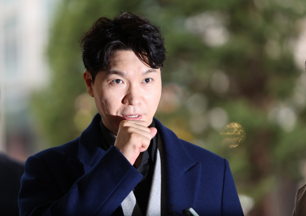 방송인 박수홍이 15일 오후 서울서부지방법원에서 횡령 혐의로 구속기소 된 친형의 속행공판에 증인으로 출석하며 입장을 발표하고 있다. / 사진=연합뉴스