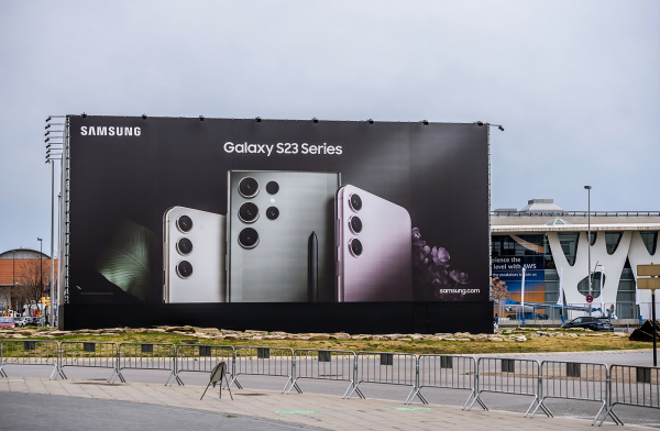 지난달 스페인 바르셀로나에서 열린 'MWC 2023' 행사장 입구에 '갤럭시S23' 시리즈 대형 옥외 광고도