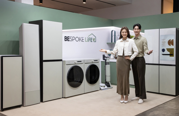 삼성전자 모델이 21일 서울시 중구에 위치한 커뮤니티하우스 '마실'에서 열린 '비스포크 라이프(BESPOKE Life)' 미디어데이에서 2023년 비스포크 가전을 소개하고 있는 모습. /사진=삼성전자