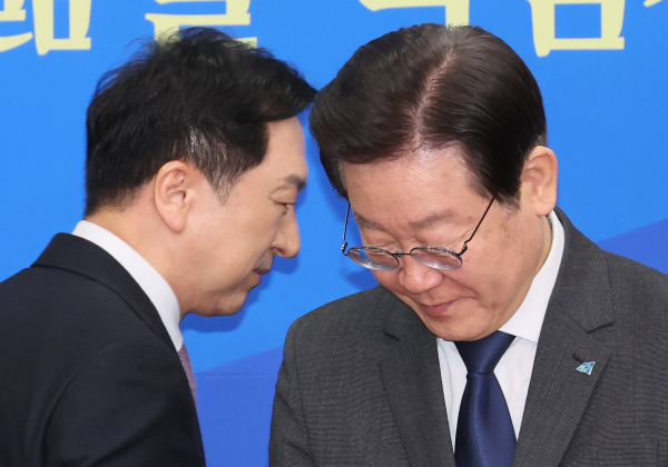 지난 15일 국회 더불어민주당 대표회의실에서 만난 이재명 대표와 김기현 국민의힘 대표. / 사진=연합뉴스