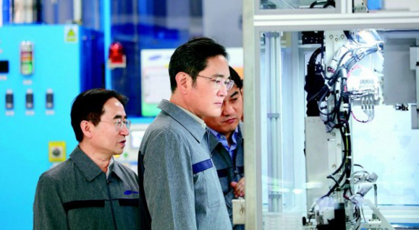 이재용 삼성전자 회장(왼쪽에서 두 번째)이 24일 중국 톈진에 위치한 삼성전기 사업장을 방문해 적층세라믹콘덴서(MLCC) 생산라인을 점검하고 있다. /사진=삼성전자
