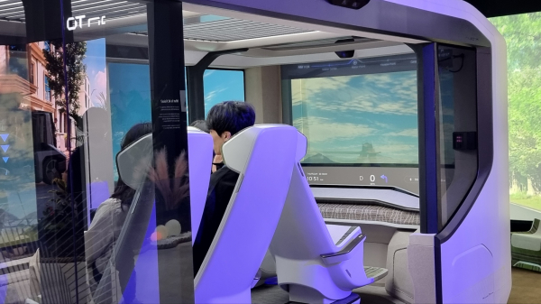 엠비전 HI는 내부에서 증강현실 화면을 볼 수 있다. / 사진=박성수 기자