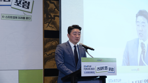 시사저널e가 주최하는 스타트업포럼2023이 30일 서울 용산구 그랜드하얏트서울에서 열렸다. 현장에 참석한 강훈식 더불어민주당 의원이 축사하고 있다. / 사진=김지윤 PD.