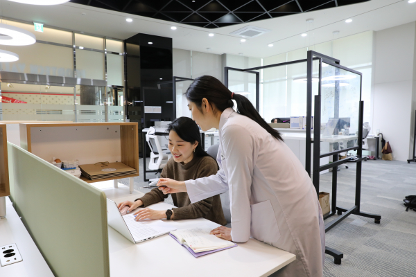 롯데중앙연구소 푸드테크 밸리 근무 모습. / 사진=롯데