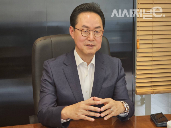 김철수 전 KT스카이라이프 대표이사 사장이 임기 만료를 이틀 앞둔 지난달 29일 서울 상암동 스카이라이프 본사에서 시사저널e와 인터뷰를 진행하고 있다. / 사진 = 김용수 기자