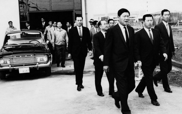 최종건 SK 창업주(오른쪽 세번째)와 최종현 SK 선대 회장(오른쪽 두번째)이 1969년 폴리에스터 원사 공장 준공식에 참여한 모습. /사진=SK