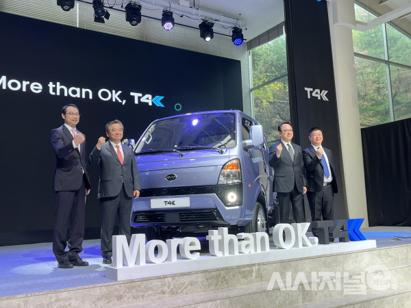 BYD 트럭 국내 공식 수입사 GS글로벌이 1톤 전기트럭 T4K를 공개했다. (왼쪽부터)▲류쉐량 BYD 아태자동차판매사업부 총경리 ▲이영환 GS글로벌 대표이사 ▲김상현 GS글로벌 신사업기획본부 본부장 ▲딩하이미아오 아태자동차판매사업부 부총경리 / 사진=유주엽 기자