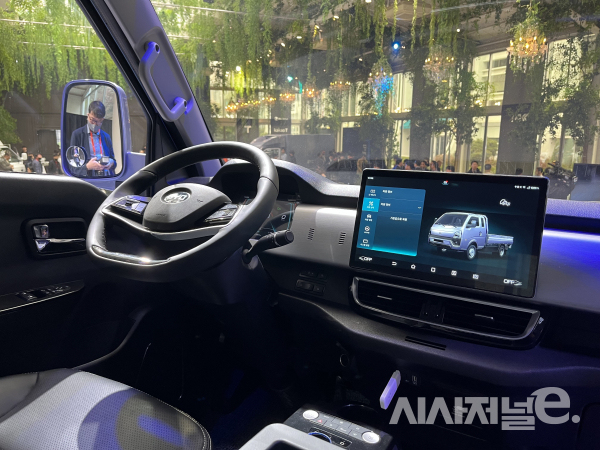 T4K 실내부. 12.8인치 디스플레이를 통해 다양한 인포테인먼트 서비스를 이용할 수 있다. / 사진=유주엽 기자