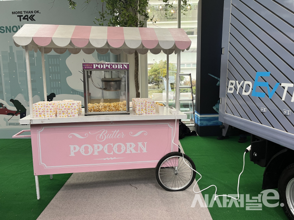 T4K엔 V2L(Vehicle to Load, 전기차의 전기에너지를 외부로 보내는 것) 기술도 적용됐다. / 사진=유주엽 기자