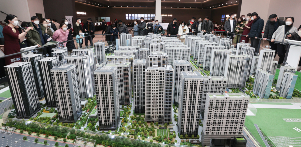 서울 강동구 둔촌동에 마련된 둔촌주공(올림픽파크포레온) 견본주택을 살펴보는 방문객들 / 사진=연합뉴스