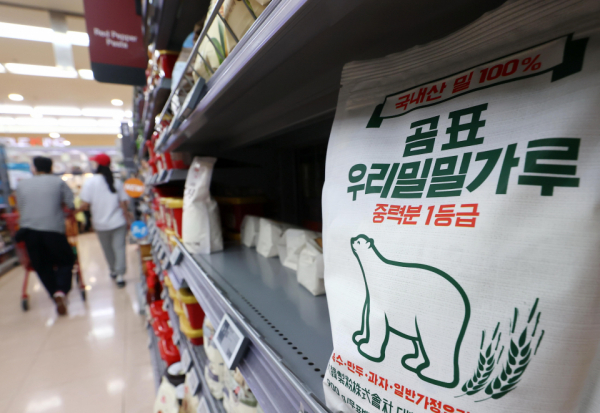 서울의 한 대형마트 밀가루 매대 / 사진=연합뉴스
