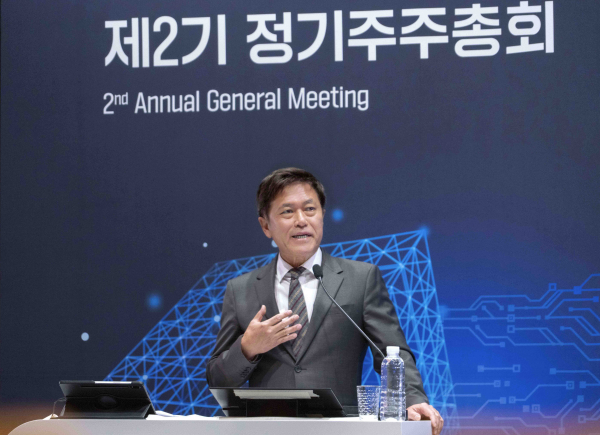 박정호 SK스퀘어 부회장이 지난달 30일 서울 중구 SKT 타워에서 열린 제2기 정기 주주총회에서 발언하고 있다. / 사진=연합뉴스