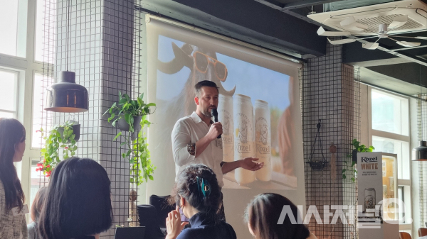 코젤 수석 브루마스터 카밀 루젝이 코젤화이트에 대해 설명하고 있다.  / 사진=한다원 기자