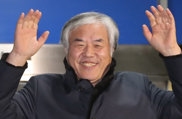 지난해 개천절 광화문에서 열린 집회에서 불법·폭력 행위를 주도한 혐의를 받는 전광훈 한국기독교총연합회(한기총) 대표회장 목사가 구속영장이 기각된 지난 1월 2일 저녁 서울 종로경찰서를 나서며 지지자들을 향해 손을 흔들고 있다. / 사진=연합뉴스