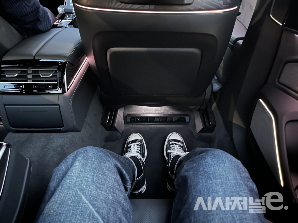 A8 L의 광활한 2열 다리 공간 / 사진=유주엽 기자