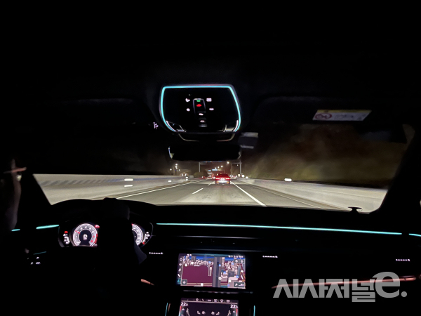 디지털 매트릭스 LED 헤드램프가 어두운 밤길을 비추고 있다. / 사진=유주엽 기자