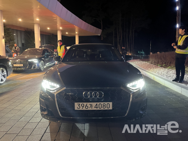 밝게 비추는 A8 L의 헤드램프 / 사진=유주엽 기자