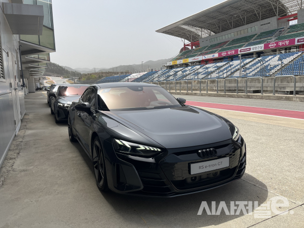 폭발적인 가속력을 보유한 RS 이트론 GT. 제로백이 3.3초에 불과하다. / 사진=유주엽 기자