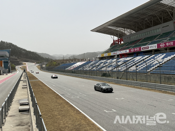 RS 이트론 GT와 이트론 GT가 서킷을 주행하고 있다. / 사진=유주엽 기자
